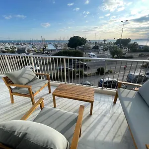 Bord De Avec Piscine Apartment